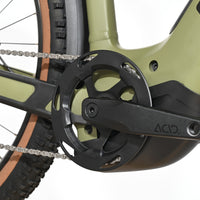 Gros plan sur le pédalier noir ACID et le cadre vert olive du vélo électrique Cube Reaction Hybrid Race 750 Loop Sports
