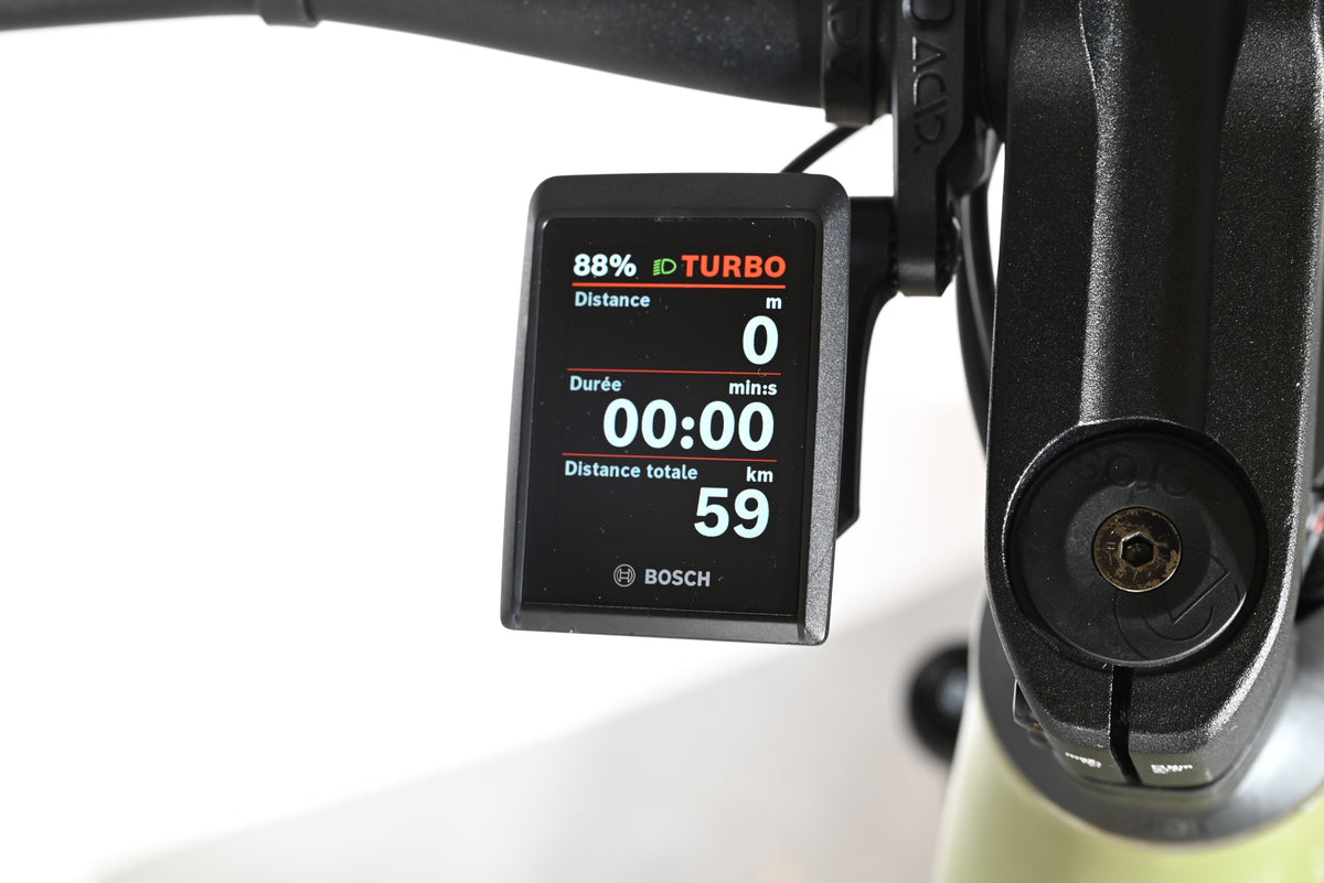 Écran de contrôle Bosch Kiox 300 sur un vélo électrique Cube Reaction Hybrid Race 750 de Loop Sports