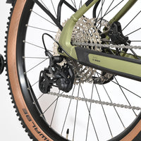 Dérailleur arrière Shimano XT et cassette sur vélo électrique Loop Sports Cube Reaction Hybrid vert olive