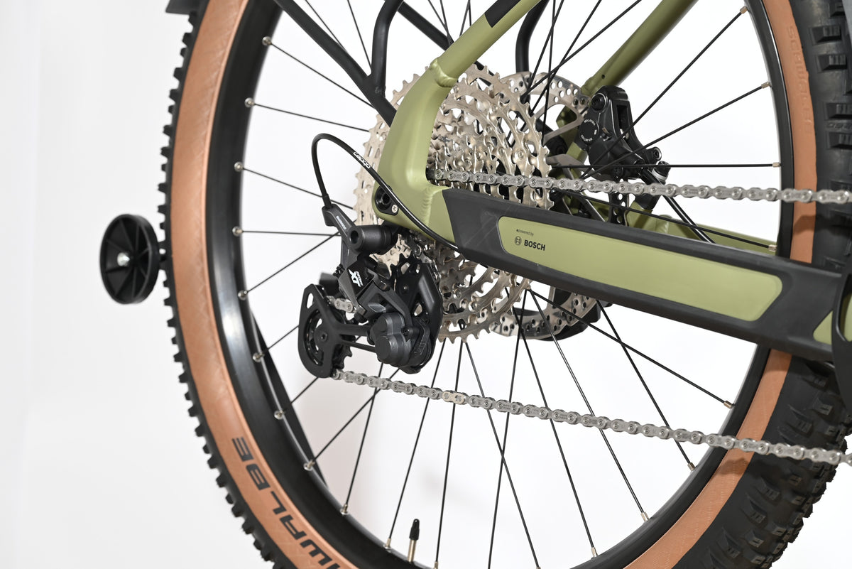 Dérailleur arrière Shimano XT et cassette sur vélo électrique Loop Sports Cube Reaction Hybrid vert olive
