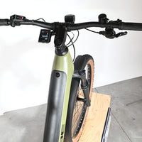 Vue de dessus du guidon et du cadre vert olive du vélo électrique Cube Reaction Hybrid Race 750 chez Loop Sports