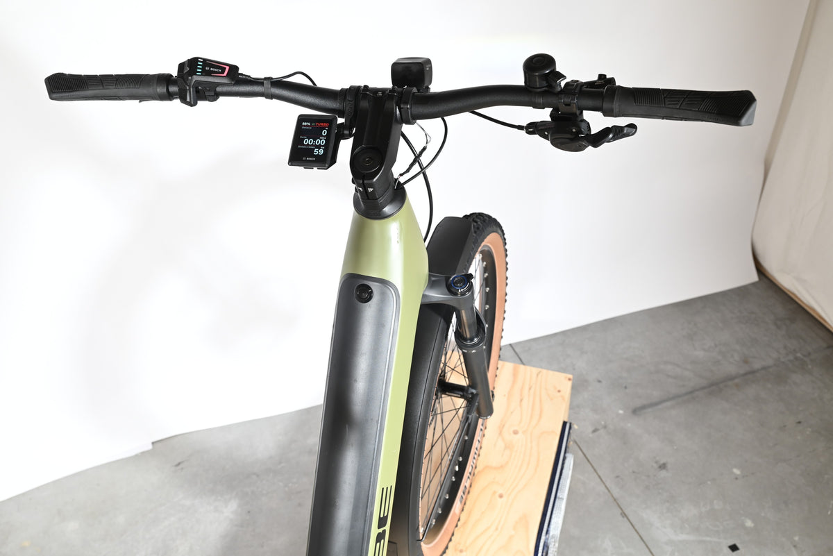 Vue de dessus du guidon et du cadre vert olive du vélo électrique Cube Reaction Hybrid Race 750 chez Loop Sports