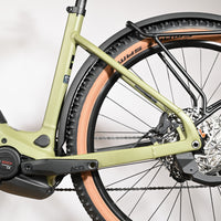 Vue rapprochée du cadre vert olive et de la roue arrière du vélo électrique Loop Sports Cube Reaction Hybrid Race 750