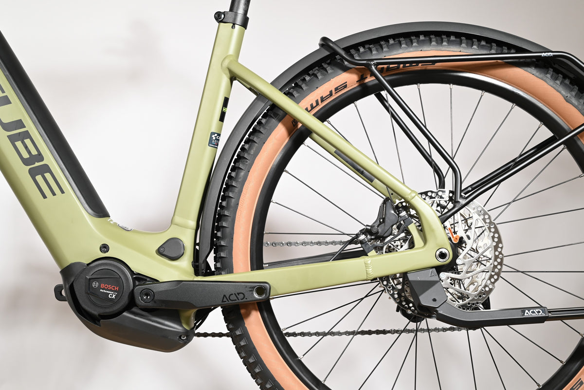Vue rapprochée du cadre vert olive et de la roue arrière du vélo électrique Loop Sports Cube Reaction Hybrid Race 750