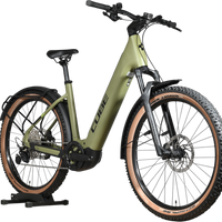 Vélo électrique Cube Reaction Hybrid Race 750 vert olive de Loop Sports avec pneus à flancs marron sur support bois