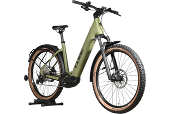 Vélo électrique Cube Reaction Hybrid Race 750 vert olive de Loop Sports avec pneus à flancs marron sur support bois