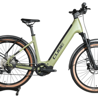 Velo electrique Loop Sports Cube Reaction Hybrid Race 750 vert olive avec pneus a flancs beige sur socle en bois