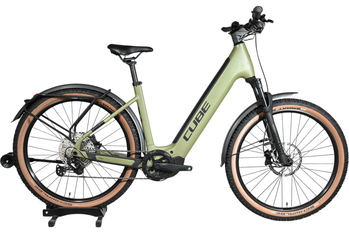 Velo electrique Loop Sports Cube Reaction Hybrid Race 750 vert olive avec pneus a flancs beige sur socle en bois
