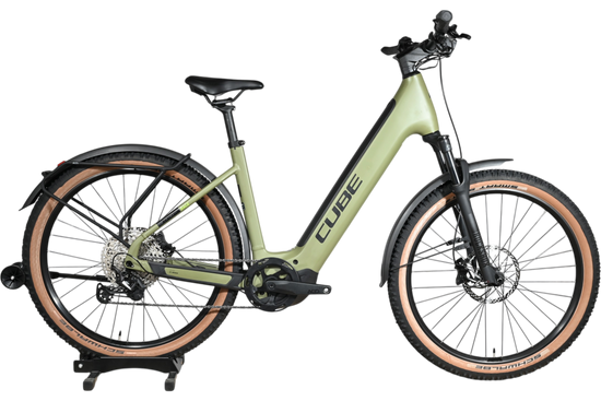 Velo electrique Loop Sports Cube Reaction Hybrid Race 750 vert olive avec pneus a flancs beige sur socle en bois