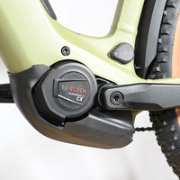 Moteur Bosch Performance Line CX sur cadre de VTT électrique Loop Sports Cube Reaction Hybrid vert olive
