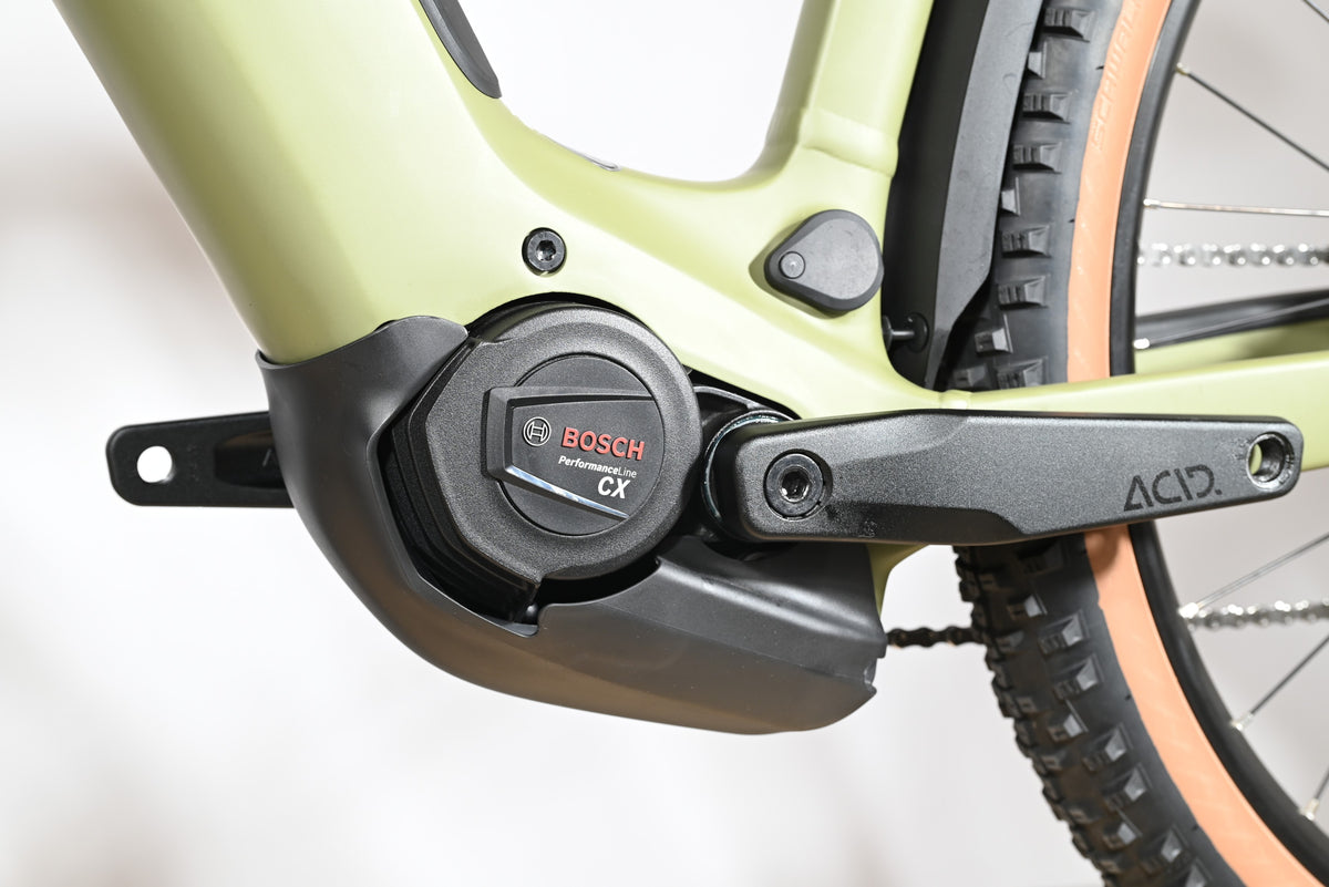 Moteur Bosch Performance Line CX sur cadre de VTT électrique Loop Sports Cube Reaction Hybrid vert olive