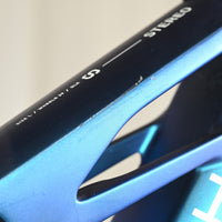 Gros plan sur le cadre bleu mat du vélo électrique Loop Sports Cube Stereo Hybrid ONE44 avec détails techniques