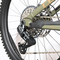 Gros plan sur le dérailleur arrière SRAM GX et la cassette du vélo électrique Loop Sports Cube Stereo Hybrid ONE77