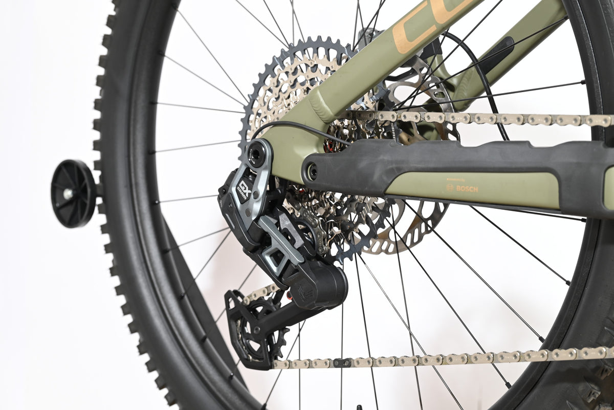 Gros plan sur le dérailleur arrière SRAM GX et la cassette du vélo électrique Loop Sports Cube Stereo Hybrid ONE77
