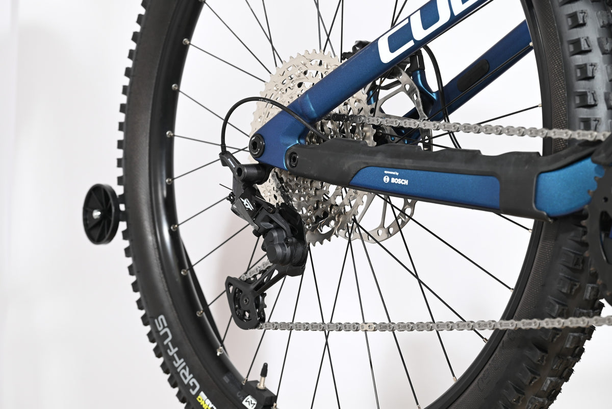 Dérailleur arrière Shimano XT sur vélo électrique Loop Sports Cube Stereo Hybrid bleu avec moteur Bosch