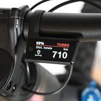 Écran de contrôle Bosch Kiox sur le guidon du vélo électrique Loop Sports Cube Stereo Hybrid 2025 affichant 710 km