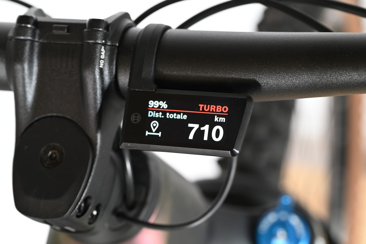 Écran de contrôle Bosch Kiox sur le guidon du vélo électrique Loop Sports Cube Stereo Hybrid 2025 affichant 710 km