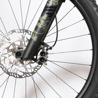 Gros plan sur la roue avant et la fourche Fox 38 du vélo électrique Loop Sports Cube Stereo Hybrid ONE77 HPC TM 800
