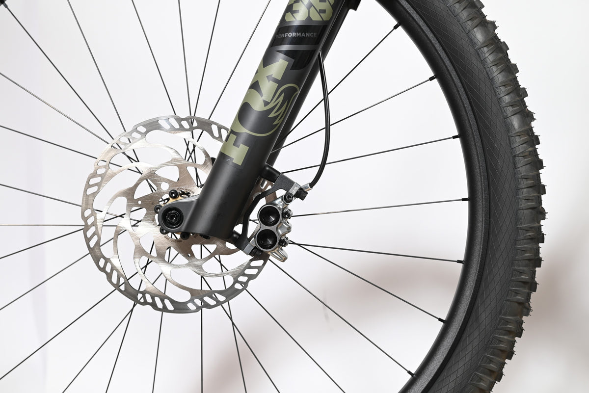 Gros plan sur la roue avant et la fourche Fox 38 du vélo électrique Loop Sports Cube Stereo Hybrid ONE77 HPC TM 800