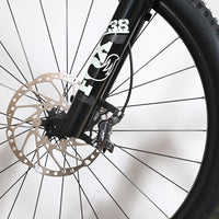 Gros plan sur la fourche Fox 38 et le disque de frein du vélo électrique Loop Sports Cube Stereo Hybrid ONE77