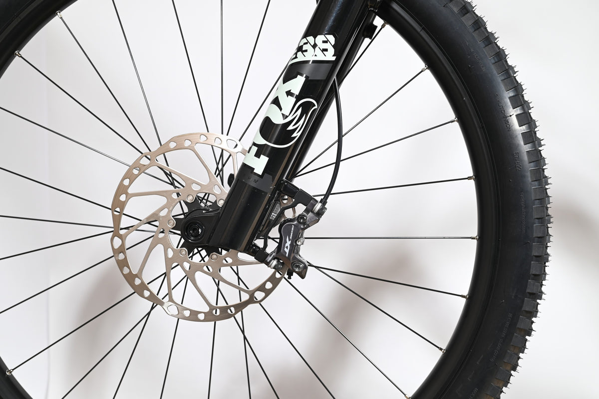 Gros plan sur la fourche Fox 38 et le disque de frein du vélo électrique Loop Sports Cube Stereo Hybrid ONE77