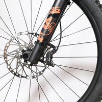 Gros plan sur la fourche Fox 36 et le frein à disque Shimano XT du vélo électrique Loop Sports Cube Stereo Hybrid