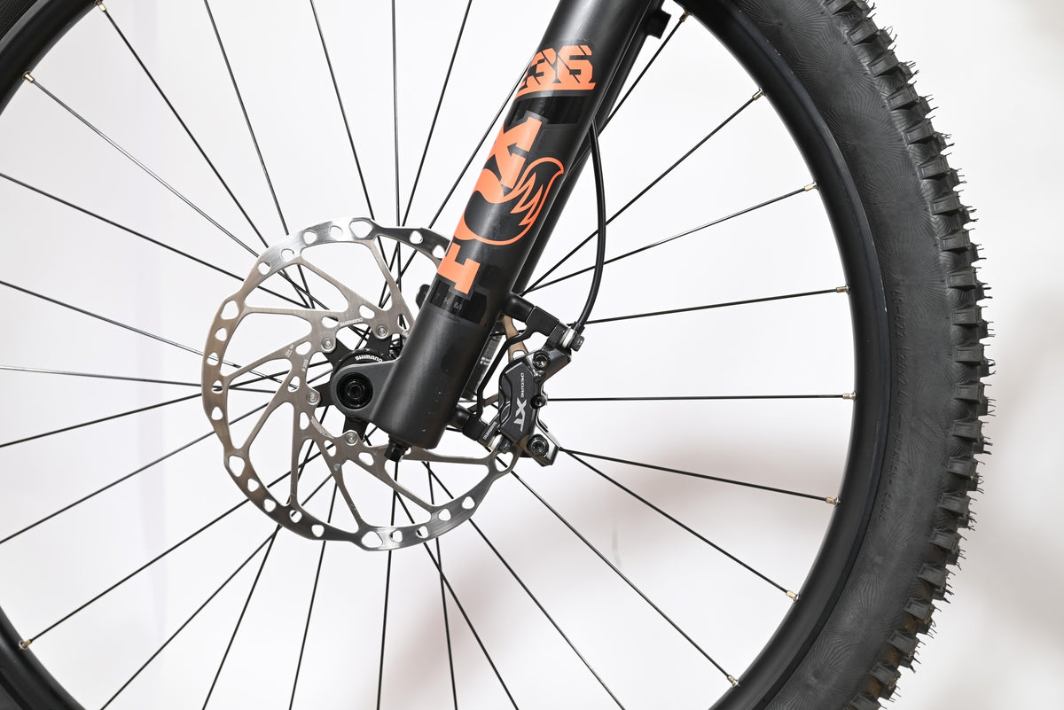 Gros plan sur la fourche Fox 36 et le frein à disque Shimano XT du vélo électrique Loop Sports Cube Stereo Hybrid