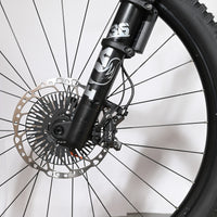 Gros plan sur la fourche Fox 36 et le frein à disque hydraulique du vélo électrique Loop Sports Cube Stereo Hybrid