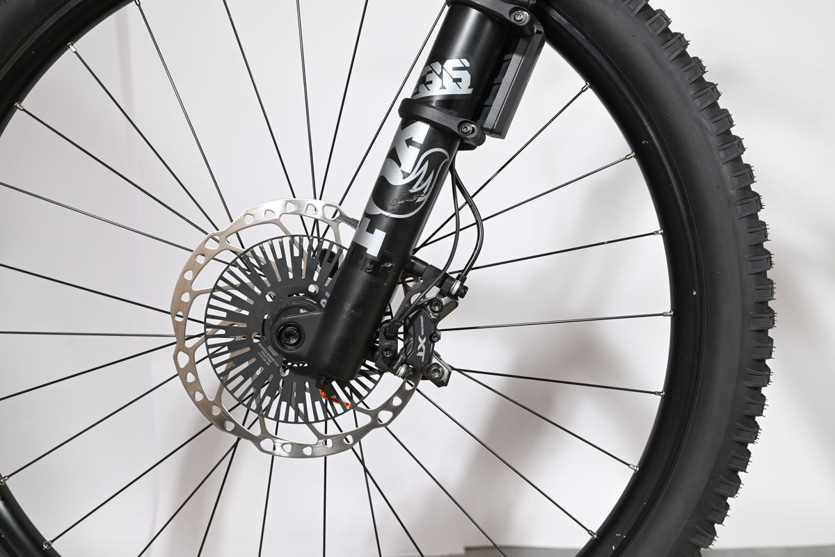 Gros plan sur la fourche Fox 36 et le frein à disque hydraulique du vélo électrique Loop Sports Cube Stereo Hybrid