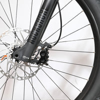 Gros plan sur la fourche RockShox et le disque de frein avant du vélo électrique Loop Sports Cube Stereo Hybrid