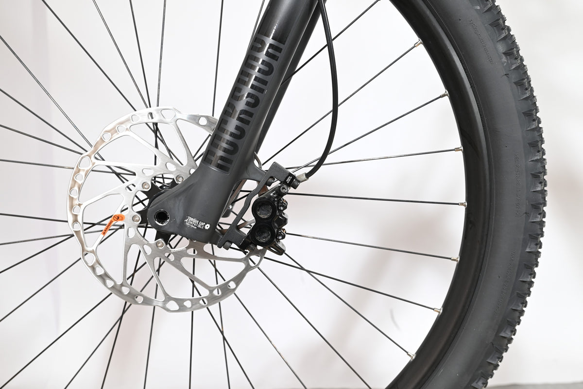 Gros plan sur la fourche RockShox et le disque de frein avant du vélo électrique Loop Sports Cube Stereo Hybrid