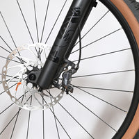 Gros plan sur le frein à disque hydraulique et la fourche noire du vélo électrique Cube Stereo Hybrid Loop Sports
