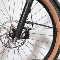 Gros plan sur la roue avant et le frein à disque du vélo électrique Cube Stereo Hybrid 120 Race Allroad chez Loop Sports