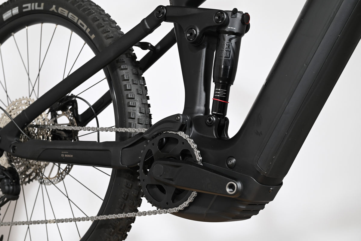 Gros plan sur le cadre noir et l'amortisseur arrière RockShox du vélo électrique Loop Sports Cube Stereo Hybrid