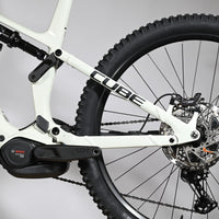 Velo electrique tout-terrain Loop Sports Cube Stereo Hybrid blanc avec moteur Bosch Performance CX et amortisseur Fox