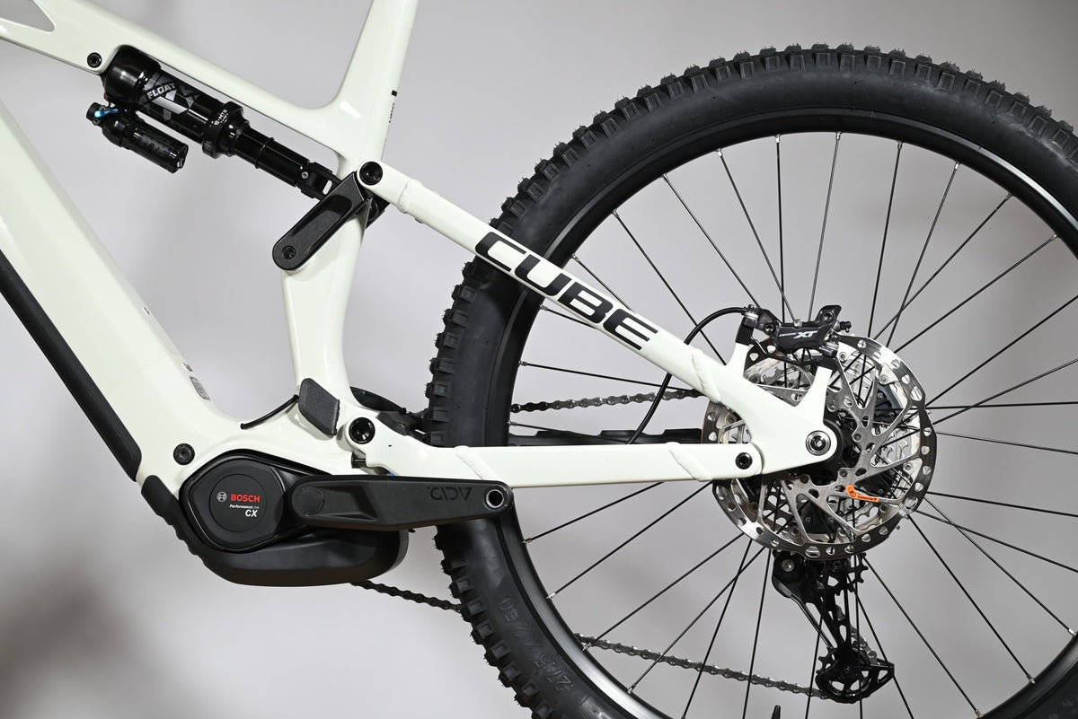 Velo electrique tout-terrain Loop Sports Cube Stereo Hybrid blanc avec moteur Bosch Performance CX et amortisseur Fox