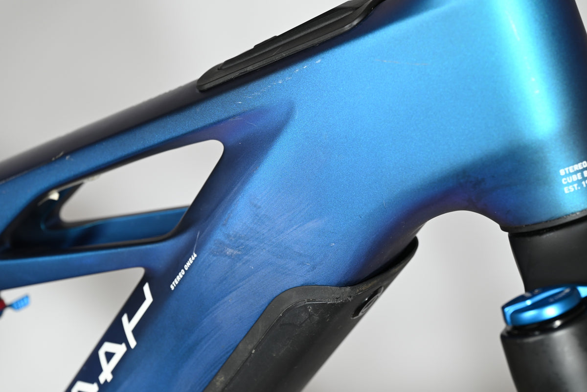 Cadre de vélo électrique Loop Sports Cube Stereo Hybrid ONE44 HPC SLX 800 bleu métallique avec traces d'usure