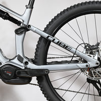Gros plan sur le cadre gris et le moteur Bosch du vélo électrique Cube Stereo Hybrid ONE44 HPC SLX EVO 800 de Loop Sports