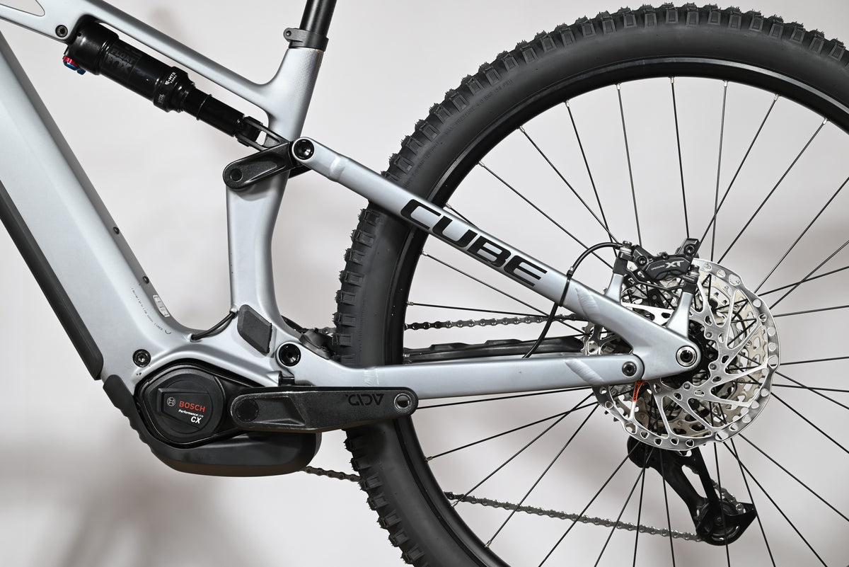 Gros plan sur le cadre gris et le moteur Bosch du vélo électrique Cube Stereo Hybrid ONE44 HPC SLX EVO 800 de Loop Sports