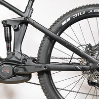 Vue latérale du cadre noir du vélo électrique Loop Sports Cube Stereo Hybrid ONE44 EX 800 avec moteur Bosch Performance