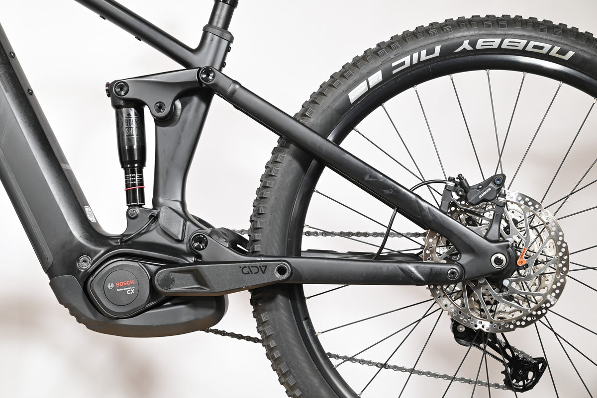 Vue latérale du cadre noir du vélo électrique Loop Sports Cube Stereo Hybrid ONE44 EX 800 avec moteur Bosch Performance