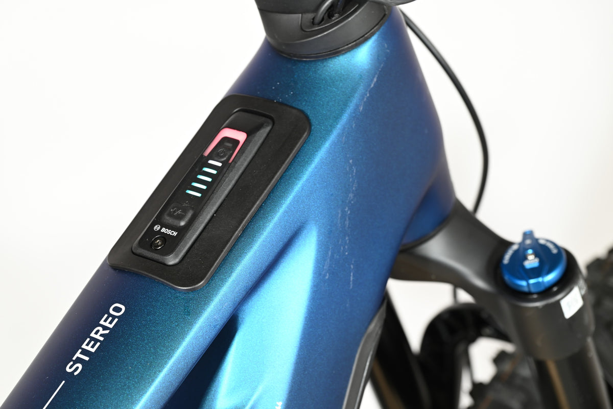 Gros plan sur la commande Bosch du vélo électrique Cube Stereo Hybrid ONE44 HPC SLX 800 bleu chez Loop Sports