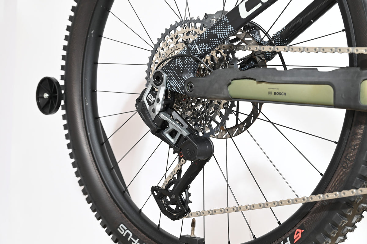 Transmission arrière et dérailleur SRAM GX d'un vélo électrique Cube Stereo Hybrid ONE77 HPC TM 800 chez Loop Sports