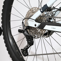 Dérailleur arrière Shimano Deore et cassette sur vélo électrique Loop Sports Cube Stereo Hybrid 140 HPC Pro 750