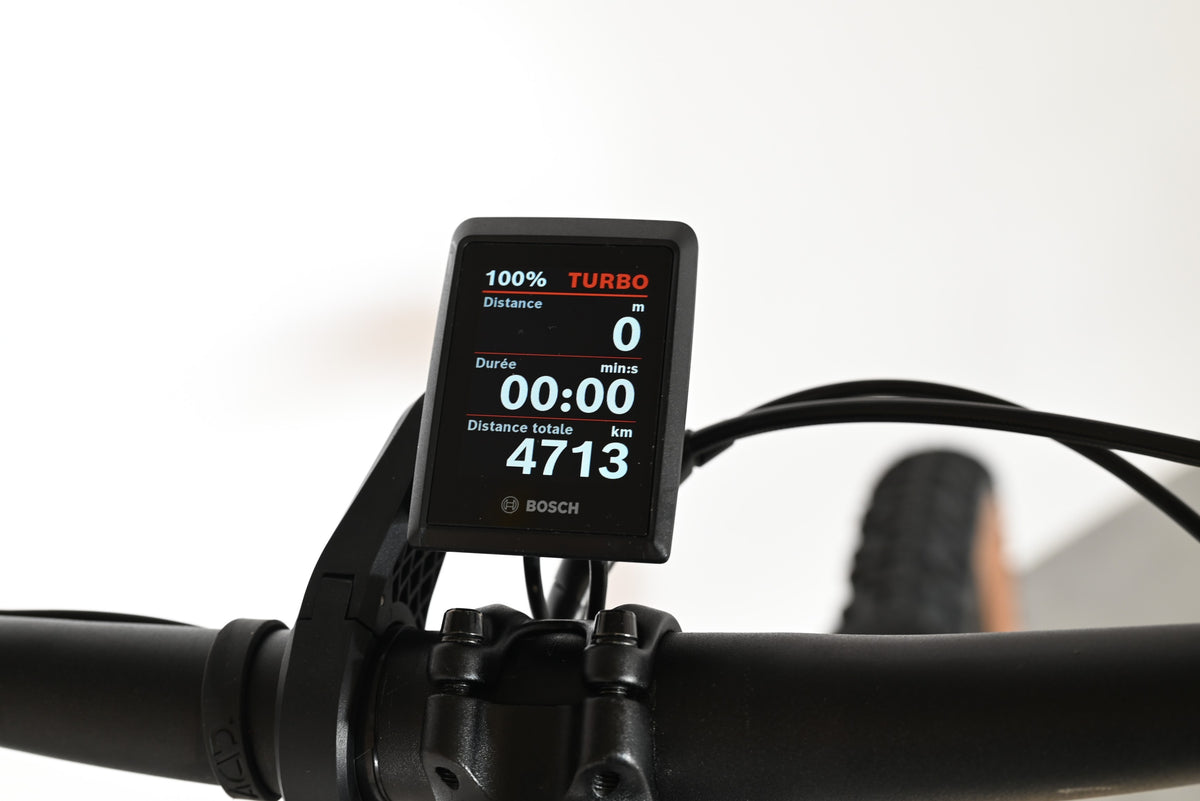 Écran de contrôle Bosch Kiox 300 sur le guidon d'un vélo électrique Cube Stereo Hybrid 120 Race Allroad chez Loop Sports