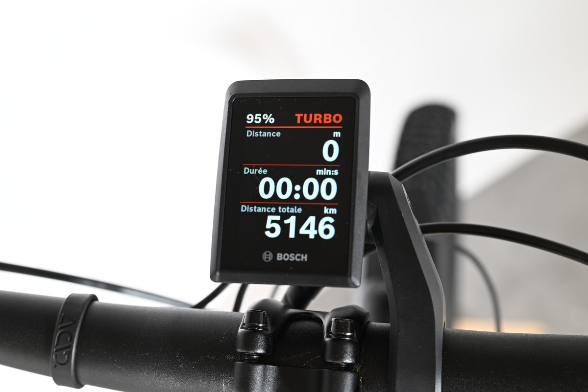 Écran de contrôle Bosch Kiox 300 sur un vélo électrique Cube Stereo Hybrid 120 Pro Allroad 750 de Loop Sports