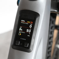 Écran de contrôle Bosch intégré sur le cadre gris du vélo électrique Cube Stereo Hybrid Loop Sports