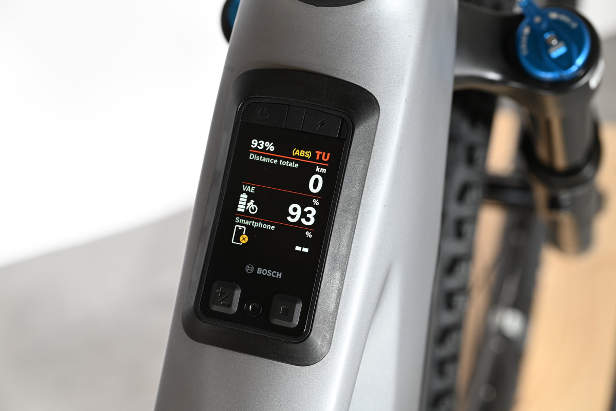 Écran de contrôle Bosch intégré sur le cadre gris du vélo électrique Cube Stereo Hybrid Loop Sports