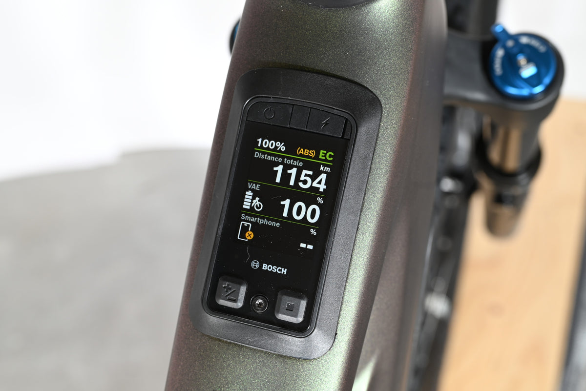 Écran de contrôle Bosch Kiox 300 sur cadre de vélo électrique Cube Stereo Hybrid Loop Sports