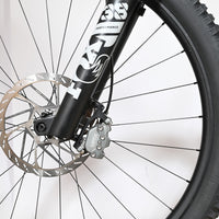 Gros plan sur la roue avant et la fourche Fox 38 du vélo électrique Loop Sports Cube Stereo Hybrid ONE77 HPC TM 800